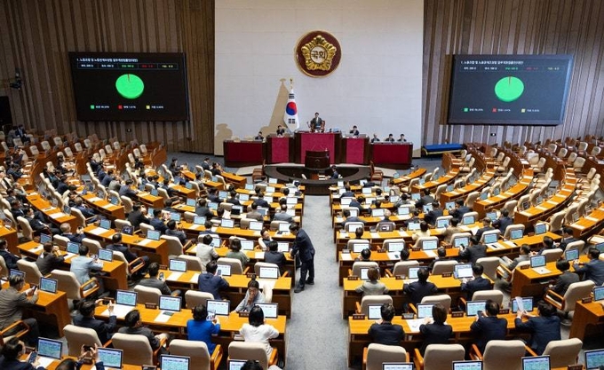 24일 오전 서울 여의도 국회에서 열린 제428회 국회(임시회) 제2차 본회의에서 노동조합 및 노동관계조정법 일부개정법률안(대안)이 재석 186인, 찬성 183인, 반대 3인, 기권 0인으로 가결되고 있다.