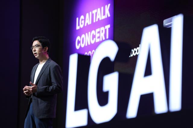 이홍락 LG AI연구원 공동 연구원장 겸 최고AI과학자가 7월 22일 서울 강서구 마곡 LG사이언스파크 컨버전스홀에서 열린 LG AI 토크 콘서트 2025에서 엑사원(EXAONE) 생태계를 소개하고 있다. 