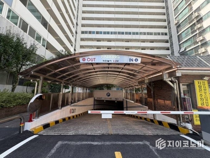 올해 양천구 공동주택 지원사업을 통해 지하주차장 입구 캐노피 설치 모습.