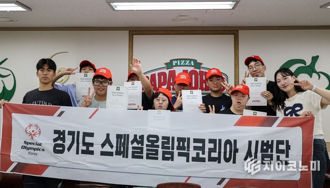 지난 22일 한국파파존스가 (사)경기도스페셜올림픽코리아 소속 발달장애인 선수와 지도자를 초청해 진행한 ‘파파존스와 함께하는 피자교실’ 종료 후 참가자들이 기념 촬영을 하고 있다. /사진=파파존스