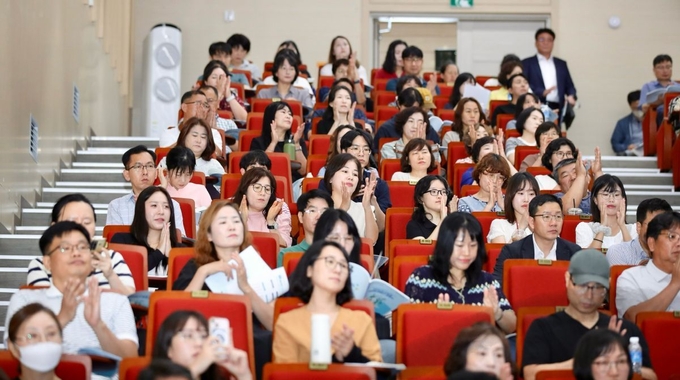 전남도교육청이 지난 22일 순천만생태문화교육원에서 개최한 '주민참여예산 설명회' 에 참석한 주민들. 전남교육청 제공