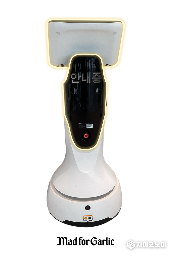 매드포갈릭이 배민로봇의 안내로봇을 업계 최초로 도입한 후 시범 운영을 거쳐 전국 매장으로 확대해 나가고 있다. (▲매드포갈릭, 배민 안내로봇). /사진=매드포갈릭