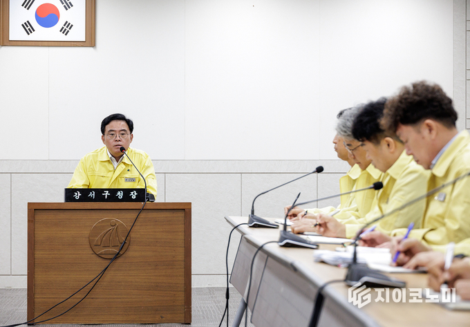 진교훈 서울 강서구청장(왼쪽)이 구청 대회의실에서 ‘하수관로 작업자 사망 관련 긴급 비상 대책회의’를 주재하고 있다.
