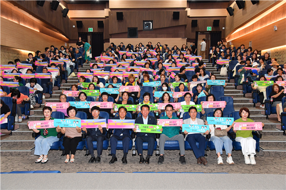 울주군이 저출생 극복을 위한 홍보켐페인 퍼포먼스를 하고 있다(사진제공-울주군)