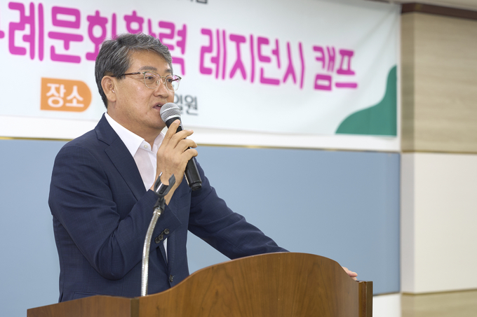 김순호 구례군수가 한국예술종합학교 레지던시 캠프 진행에 참석해 인사말을 전하고 있다. 구례군 제공