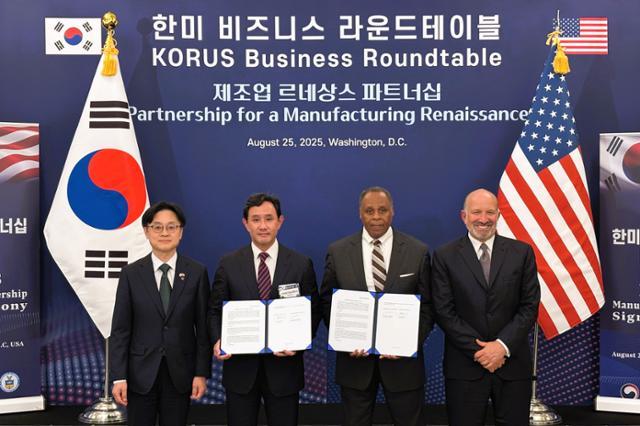 고려아연과 록히드마틴이 25일 미국 워싱턴에서 게르마늄 공급·구매와 핵심광물 공급망 협력을 위한 양해각서(MOU)를 체결했다. 사진 왼쪽부터 김정관 산업통상자원부 장관, 최윤범 고려아연 회장, 마이클 윌리엄슨 록히드마틴 인터내셔널 사장, 하워드 러트닉 미국 상무부 장관. 고려아연 제공