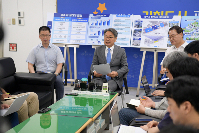 지난 18일 언론인 간담회를 진행 중인 강기정 광주광역시장.