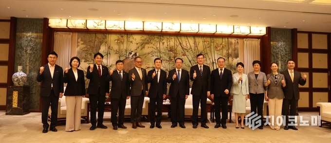 중국 출장 중인 김태흠 지사는 26일 상하이시청에서 궁정 상하이시장
