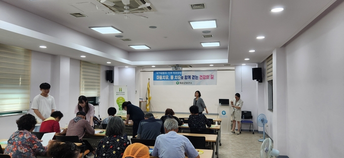  우울증검사 및 스트레스 검사를 받는 모습. 화순군 제공