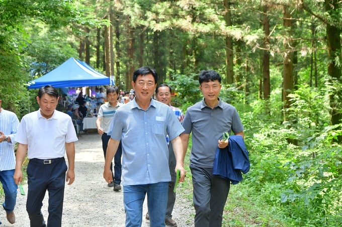 김한종 장성군수(중앙)가 축령산 편백숲 산림자원을 확인하고 있다. 장성군 제공