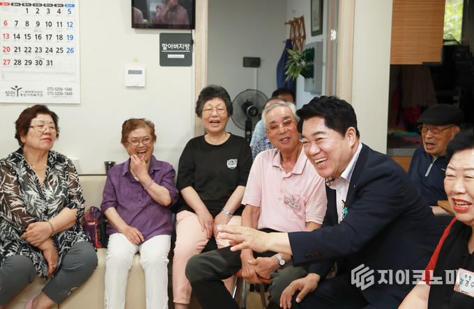 삼성동 경로당 어르신들과 즐겁게 대화하는 박준희 관악구청장(오른쪽 세 번째)