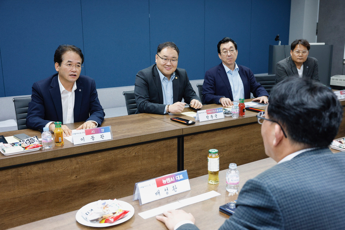 이동환 시장을 비롯한 시 방문단과 뉴엔AI 측이 환담을 나누고 있다. (사진=고양특례시)