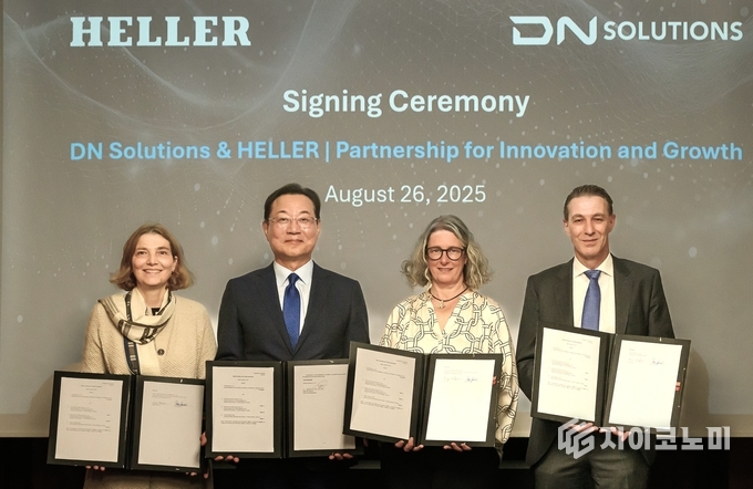 27일 DN솔루션즈가 독일의 하이엔드 프리미엄 공작기계 전문업체인 HELLER 그룹을 인수하는 매매 계약을 체결했다고 밝혔다.(▲김원종 DN솔루션즈 대표이사(왼쪽에서 두번째). /사진=DN솔루션즈