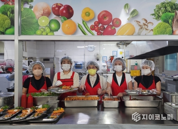 충주 신나는어린이집 박은경 원장과 ‘여우비 봉사단체’ 회원들과