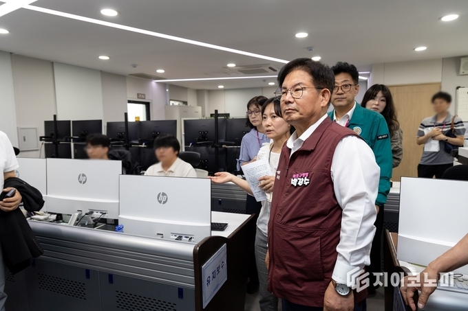 박강수 마포구청장이 CCTV 통합관제센터를 방문해 AI 실종자 고속검색시스템 운영 상황을 확인하고 있다.