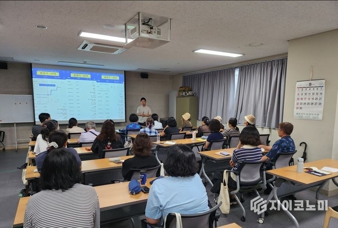 2024년 하반기 부동산 초보 탈출 프로젝트 강의에서 주민들이 강의를 듣고 있다.