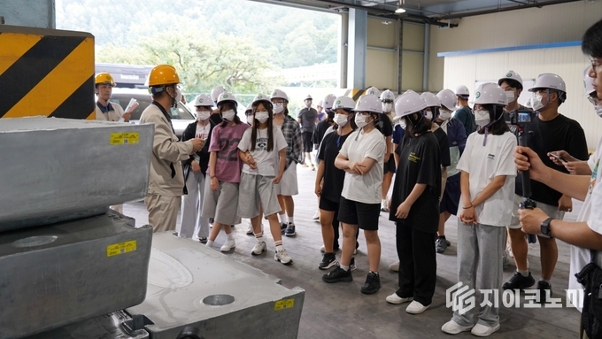 지난 27일 영풍 석포제련소가 해평중학교 학생과 교직원 등 30여 명이 제련소를 방문해 비철금속 생산 과정과 친환경 설비를 견학했다고 28일 밝혔다.(▲구미 해평중 학생들, 영풍 석포제련소서 환경 체험학습). /사진=영풍