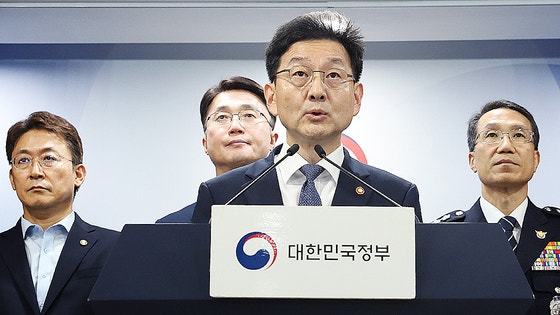 윤창렬 국무조정실장이 28일 오전 서울 종로구 정부서울청사에서 보이스피싱 근절 종합대책 관계 부처 합동 브리핑을 하고 있다.