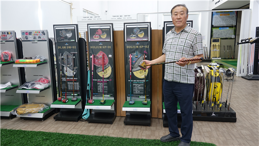 김길선 회장이 선제품을 소개하고 있다. 사진 정태율 기자