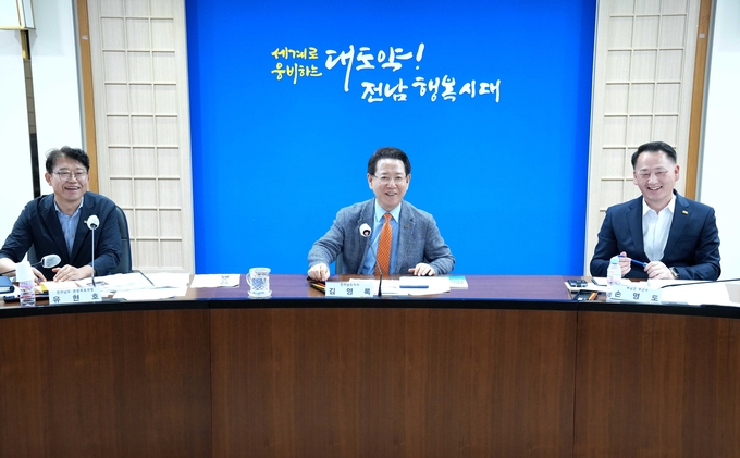 김영록 전라남도지사가 28일 도청 정약용실에서 ‘2025 명량대첩축제 추진상황 보고회’를 주재하고 있다. 전라남도 제공