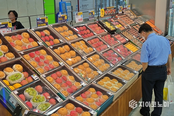 고물가가 장기화되면서 명절 선물 시장에도 ‘가성비’ 바람이 불고 있다. 특히 불필요한 소비를 줄이고 꼭 필요한 것만 구매하는 ‘요노’ 트렌드가 확산되며, 핵심 품목만 담은 간결한 구성이 인기를 얻고 합리적 선물 소비가 확대되는 추세다. /사진=롯데마트