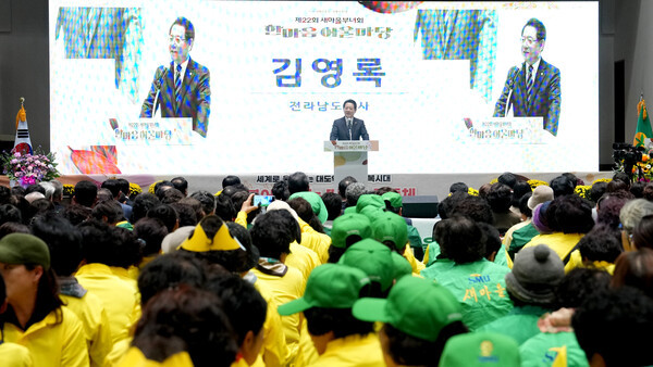 지난해 나주 종합스포츠파크에서 열린 ‘전남새마을부녀회 제22회 한마음어울마당’ 행사에서 김영록 지사가 인사말을 하고 있다. 전남도 제공