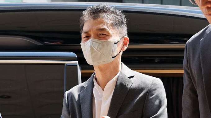 SM엔터테인먼트 시세조종 공모 의혹을 받는 카카오 창업자 김범수 경영쇄신위원장이 29일 오후 서울 양천구 서울남부지법에서 열린 1심 결심공판에 출석하고 있다.