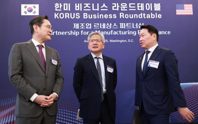이재용(왼쪽) 삼성전자 회장과 최태원(오른쪽) 대한상공회의소 회장 겸 SK그룹 회장이 25일(현지시간) 미국 워싱턴 DC 윌라드 호텔에서 열린 한미 비즈니스 라운드 테이블 리셉션에서 젠슨 황 엔비디아 최고경영자(CEO)와 대화하고 있다. 워싱턴=연합뉴스