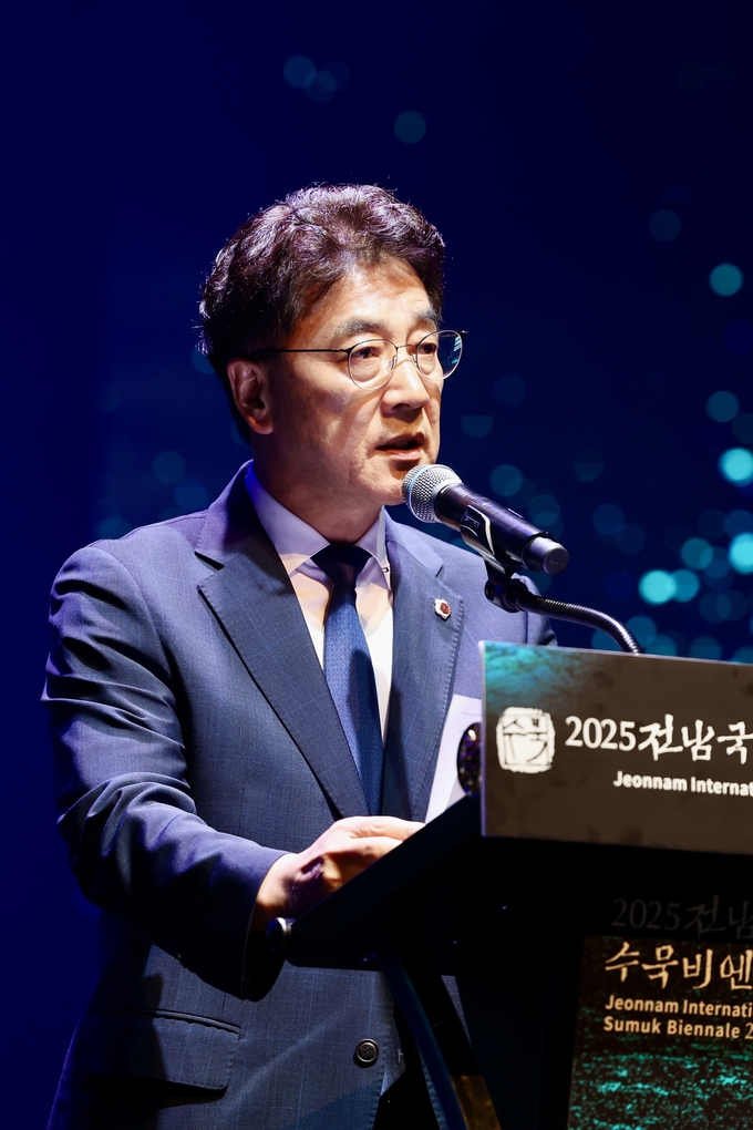 김태균 전남도의회 의장이 29일 목포문화예술회관에서 열린 ‘2025 전남국제수묵비엔날레 개막식’에서 축하 인사를 전하고 있다. 전남도의회 제공