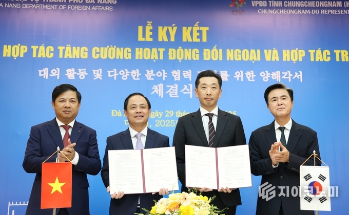 김태흠 지사와 르엉 응우옌 민 찌엣 인민위원장 환담에 이어 정걸기 충남 베트남사무소 소장과 응우옌 쑤안 빈 다낭시 외무국장은 다양한 분야 협력 강화를 위한 업무협약을 체결했다