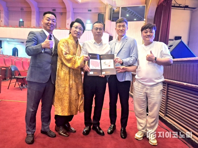 (좌측 2번째) 한한국 세계평화작가