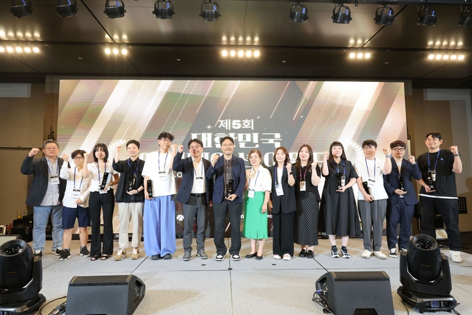 21년 전통의 콘텐츠 축제 **‘WAF2025’**가 김대중컨벤션센터 등에서 열려, 창작자와 시민들이 웹툰·애니메이션 작품을 감상하며 행사 현장을 가득 메우고 있다. 광주광역시 제공