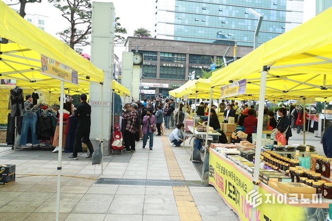 지난해 관악구청 광장에서 개최된 꿈시장 전경. 관악구 제공.