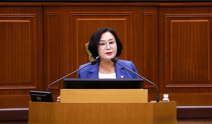 김정숙 의원이 제272회 나주시의회 임시회에서 ‘고령소비자 보호를 위한 방문판매법 개정 촉구 건의안’을 발의하고 있다. 나주시의회 제공