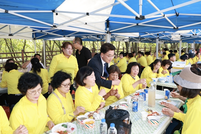 김태균 의장이 행사장에서 각 시군 부스를 방문해 회원들의 활동을 살펴보고 인사를 나누고 있다. 전남도의회 제공