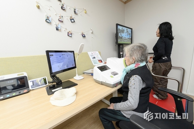 스마트경로당에서 건강관리 중인 어르신들. 양천구 제공.