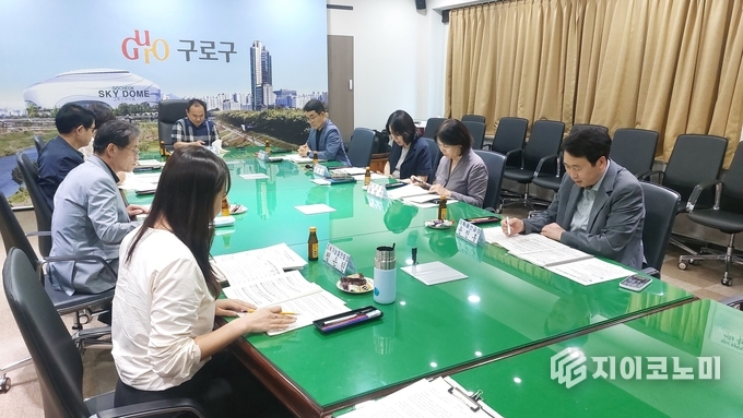 제안심사위원회가 접수된 정책 제안을 심사하고 있다.