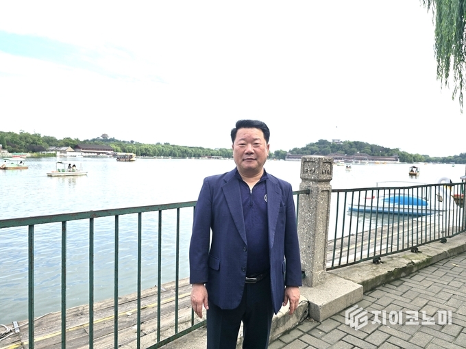 정길종 기자, 북해공원 하얀 백탑을 뒤로 하고 기념사진/뉴스아이이에스