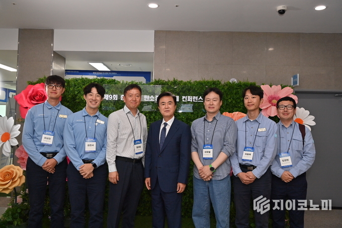 ▲김태흠 충남도지사가 발표자로 참석한 정대영 HD현대오일뱅크 탄소에너지기술팀장(왼쪽에서 3번째)을 비롯한 참석자들과 기념 사진을 찍고 있다
