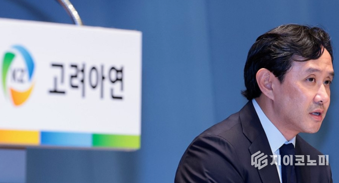 SM엔터 주가조작 사건을 둘러싼 ‘자금줄’ 논란이 고려아연과 영풍 간 정면 충돌로 번졌다. 영풍은 고려아연이 시세조종의 핵심 자금을 댔다는 정황을 공개하며 공세를 강화했고, 고려아연은 “적법한 투자”라며 강하게 반박했다.(▲ 고려아연 최윤범 회장).