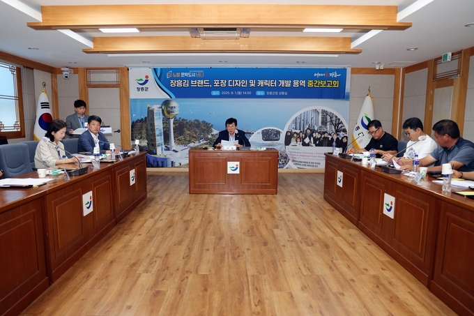 김성 군수가 중간보고회에서 장흥김 브랜드 개발 성과를 점검하고 향후 발전 방향을 공유하고 있다. 장흥군 제공