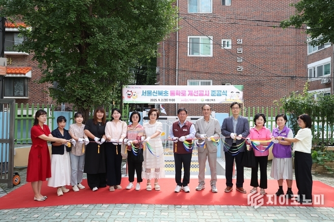 박강수 마포구청장과 학교 관계자들이 테이프 커팅식을 하고 있다.