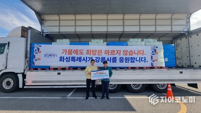 화성특례시 김기두 안전건설국장과 강릉시 김동율 안전국장이 기념촬영을 하고 있다.