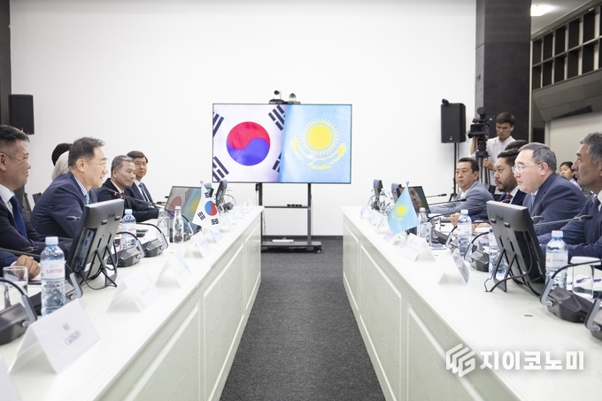 정장선 시장 등 평택시 방문단이 카자흐스탄 알마티주와 교류회를 진행하고 있는 모습.