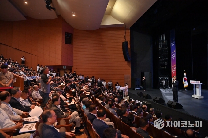 김태흠 충남도지사, 공주 문예회관 대공연장에서 열린 도민과의 대화