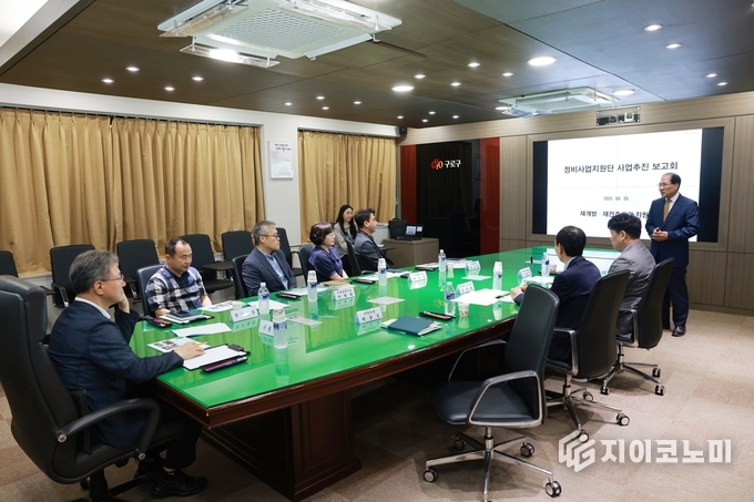 8월 25일 구로구청 르네상스홀에서 열린 ‘재개발·재건축사업 지원단 사업추진 보고회’에 참석한 장인홍 구청장과 관계자들이 추진 방안을 논의하고 있다.