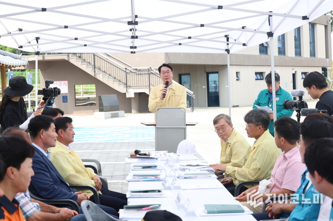 정명근 화성특례시장이 3일 우정읍 고온항에서 진행된 해양사고 대응 '2025년 안전화성훈련'에서 재난안전대책본부 회의를 주재하고 있다.
