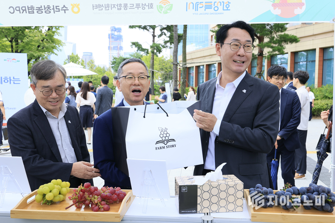 정명근 화성특례시장(사진 오른쪽 첫번째)이 4일 국회 로컬푸드 직거래 장터에서 송산포도를 살펴보며 농업 관계자들과 환담을 나누고 있다.
