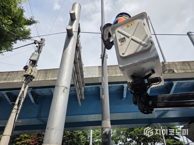 가로등 LED 교체 작업 현장. 남구청 제공