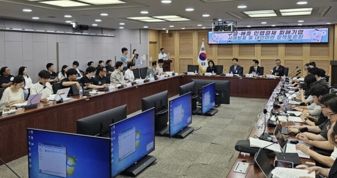 5일 서울 영등포구 국회의원회관 제2세미나실에서 열린 '구글·애플 인앱결제 피해기업 사례발표 및 대안마련 정책토론회'에서 토론자들이 발표하고 있다. 